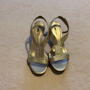 FIONI Night Gold Strappy Heels